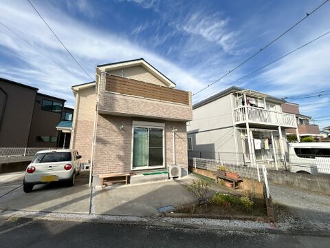 建物の側面にも様々な形状の窓が配置されており、室内の各所に外の光を取り込む工夫がされています。前面道路と駐車スペースの間に段差が少なく、スムーズに車を乗り入れることができます。