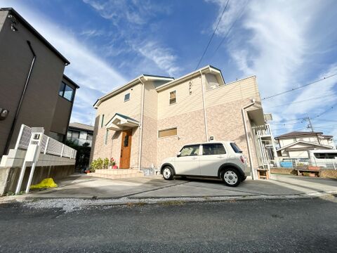 1階には大きな掃き出し窓が設けられています。窓の外にはちょっとした腰掛けに便利な縁台が置かれており、晴れた日には外の空気を感じながらリフレッシュするスペースとして活用できそうです。