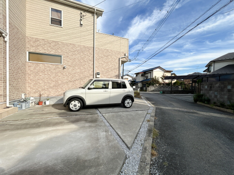 駐車スペース側の視界を遮る高い建物がないため、建物全体にしっかりと自然光が当たる明るい環境が保たれています。