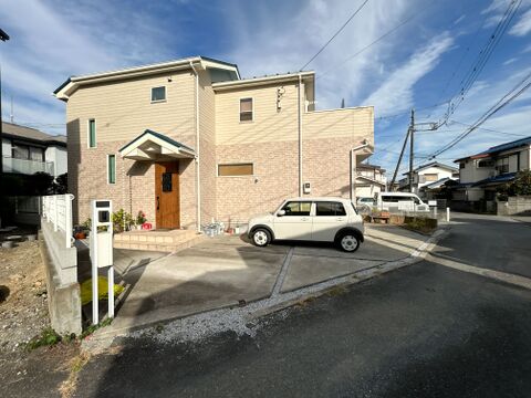 明るい色調の外壁に、1階部分のレンガ調のデザインがアクセントになった外観です。敷地内にはコンクリート敷きの駐車スペースが確保されており、お車の出し入れもしやすいフラットな造りです。