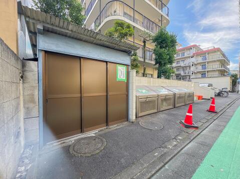 敷地内にしっかりと管理・整備された専用ごみ集積所。蓋付きのクリーンボックスを完備しており、衛生的な住環境をしっかり維持しています。