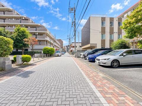 美しいインターロッキング舗装が施された街並み・歩道環境。街路樹の緑が心地よく、フラットで歩きやすいため毎日の散歩や通勤通学も快適に行えます。