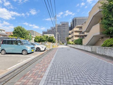 すっきりと見通しの良い整ったアプローチ道路。整然とした街並みが広がっており、通り沿いの歩道も綺麗に整備されているため安心感のある住環境です。