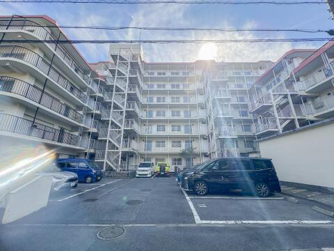 建物の中心に広がるゆとりある敷地内駐車場。敷地内での車の取り回しや出し入れがしやすく、前面道路からのアプローチも平坦で毎日の乗車や荷物の移動もスムーズに行えます。