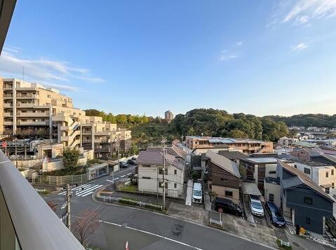 ここから見渡すと澄み渡る青い空に、心地よい風と暖かい日差しが駆け巡ります。