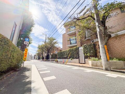 幅広い道路に面しているため毎日のカーライフの快適性が格段に上がります。