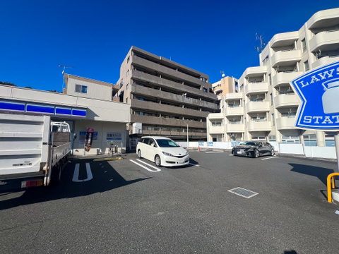 存在感のある外観が特徴のマンション。落ち着いたデザインとしっかりとした構造が安心感をもたらし、住まいとしての信頼性が感じられる美しい造りです。