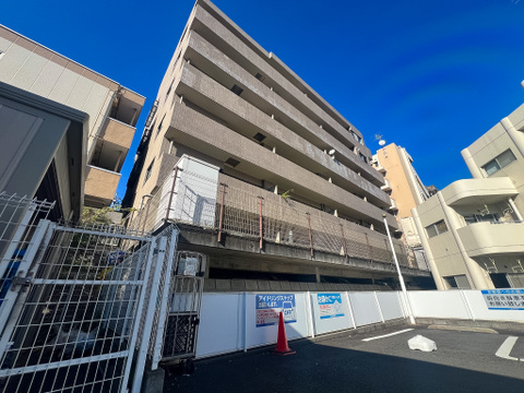 外観はシンプルながらも洗練されたデザインで、周囲の街並みにも調和しています。品のある佇まいが、暮らしに安心感と誇りをもたらしてくれます。