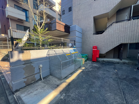 ゴミ置場が敷地内に設置され、住民が便利に利用できるよう配慮されています。管理が行き届いており、清潔に保たれているため、安心して快適に利用できる環境が整っています。