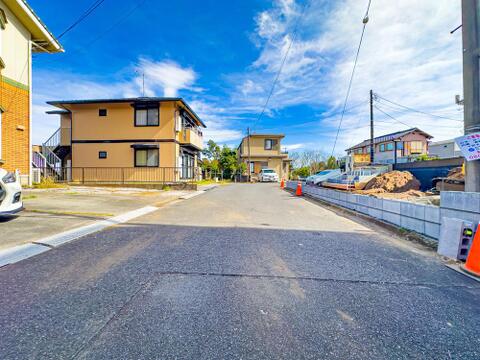全面道路は十分な広さがあり、車庫入れがスムーズに行えます。2026/10/19撮影