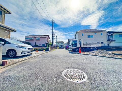 全面道路は車通りが少なく、静かな暮らしを守ってくれます。2026/10/19撮影