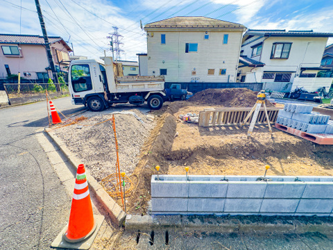 徒歩圏内にスーパーやコンビニ、小中学校が揃う周辺環境でございます。2026/10/19撮影