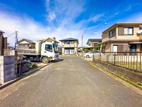 全面道路は東側約4.7m公道、北側約4.7m公道の広さがございます。2026/10/19撮影