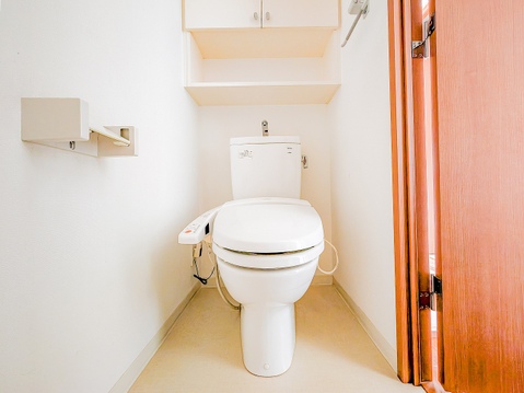 白を基調とした清潔感あふれるトイレです。