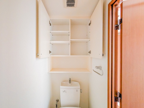 上部にトイレットペーパーや清掃用品をスッキリと収納できる吊戸棚をスマートに完備しています。