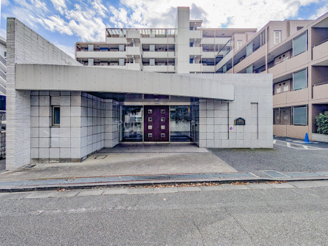 風格のある佇まいのエントランス。大きな屋根のアプローチで、雨の日も快適に出入りできます。
