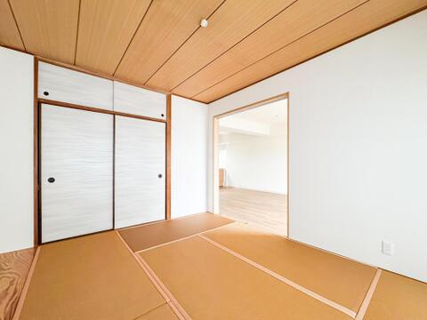 木のぬくもりを感じる天井と畳の香りが心地よい和室。お子様のお昼寝や遊び場に最適です。奥の洋室と繋がる開放的な空間は、家族の絆を育む多目的スペースに。