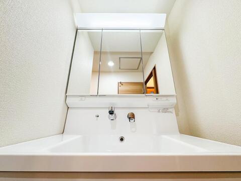 清潔感あふれる洗面台は、朝の忙しい時間も家族みんなでスムーズに身支度できます。三面鏡裏には収納も充実しており、洗面周りをいつもスッキリ保てます。