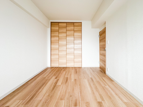 明るい陽光が差し込む洋室は、お子様の成長に合わせて多様な使い方が可能です。大容量の収納で、家族みんなの荷物もすっきり片付きます。