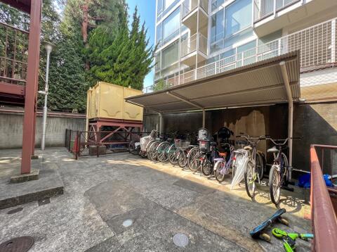 雨から自転車を守る屋根付き駐輪場。空き状況はお気軽にお問い合わせください。