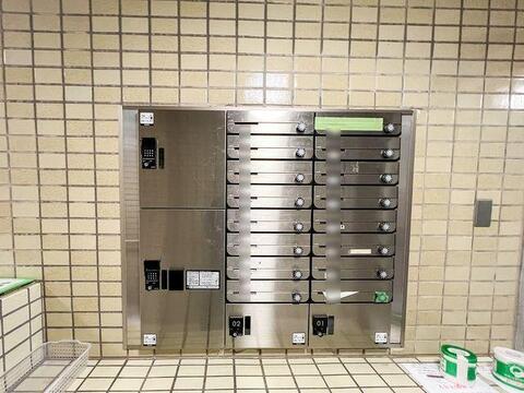 不在時でも荷物を受け取れる宅配ボックスを完備。