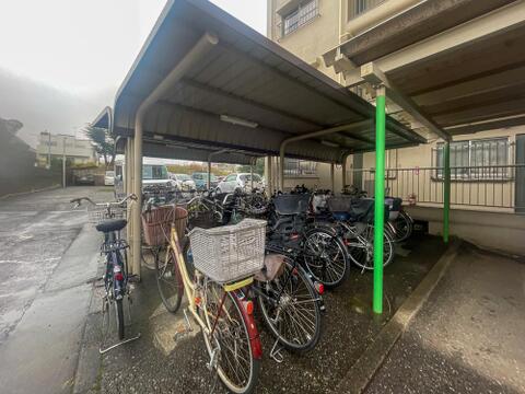 敷地内には屋根付きの駐輪スペースが用意されています。大切な自転車を雨や直射日光から守りやすく、サドルの汚れや車体の劣化を軽減できます。日常的に自転車をご利用の方に嬉しい共用設備です。