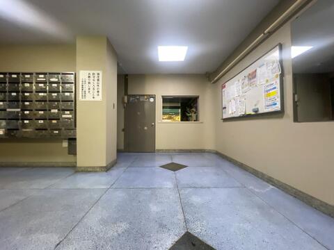 ゆとりある広さのエントランスホールです。壁面には居住者向けの情報を知らせる大きな掲示板が設けられており、綺麗に整頓されています。奥には管理人室と思われる窓口も備わっています。