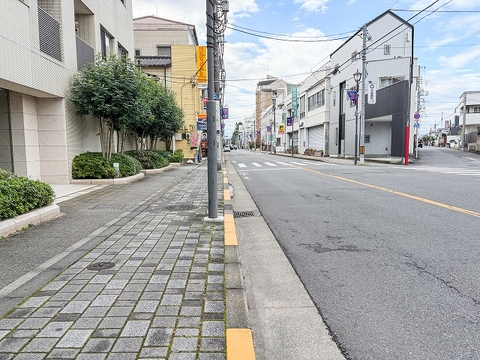 最寄りの国立駅から坂道のない平坦なルートで往復できる快適なアプローチ。重い荷物を持った日や雨の日、ベビーカーを押しての移動も身体への負担が少なく、毎日の通勤・通学をノンストレスで支えてくれます。