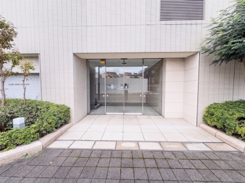 御影石調のタイルで仕上げられたエントランスは重厚感と清潔感を両立しています。ガラス張りの自動ドアが奥へと広がる奥行きを演出し、帰宅する住人を品格と安心感で温かく迎え入れてくれます。