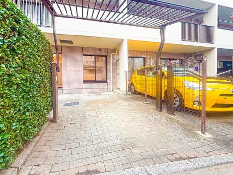 専用駐車場が付設してあり、マイカーをお持ちのお客様も安心してお住まいいただけます。現地(2026年10月)撮影
