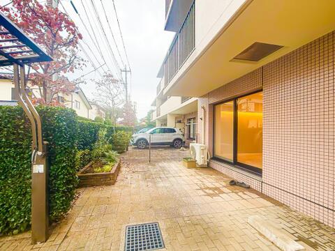 野外用家具をレイアウトしたり、ガーデニングや家庭菜園をしたり、夏は子供用のプールを置いたりと多目的にお楽しみ頂ける、憧れの専用庭付き住戸。現地(2026年10月)撮影