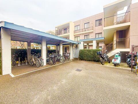 駐輪場スペースです。月額300円でご利用いただけます。ご利用の際は空き状況を確認いたします。現地(2026年10月)撮影