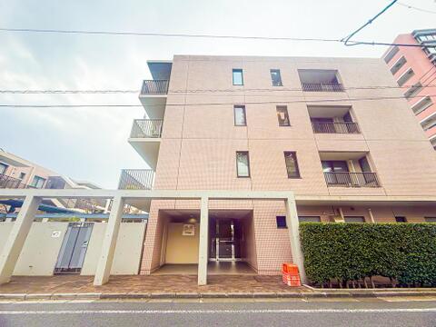 京王線「仙川」駅から徒歩約15分。大通りからは外れた、暮らしやすいエリアです。駅まで出れば、生活に必要な物が揃います。現地(2026年10月)撮影