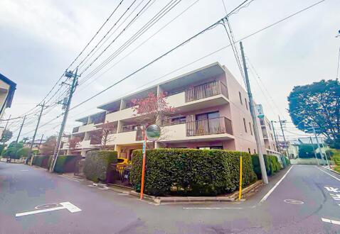 マンションの周辺には、コンビニ・スーパー・ドラッグストアなどが揃っています。大きな病院や小中学校も徒歩圏内です。現地(2026年10月)撮影