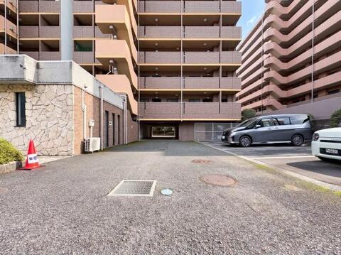 敷地内に駐車場があり、自家用車の利用がいつでもスムーズです。駐車場の設備がしっかりと整っており、車通勤や日常のドライブを毎日快適にサポートします。(空き状況は都度確認いたします)