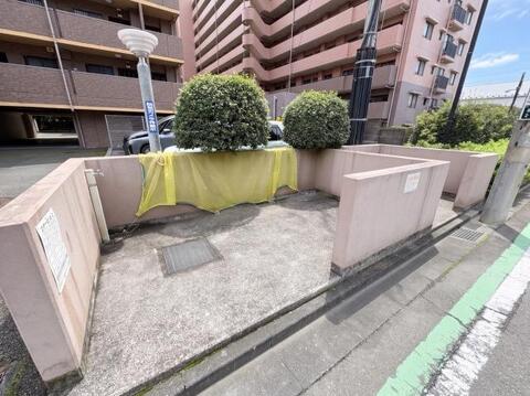 ゴミ置場が敷地内に設置され、住民が便利に利用できるよう配慮されています。管理が行き届いており、清潔に保たれているため、安心して快適に利用できる環境が整っています。