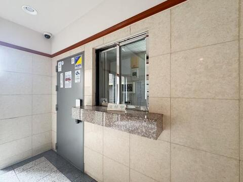 管理人室が設置され、住まい全体の管理が行き届いているマンションです。共用部分の清掃や設備管理も丁寧に行われており、安心して快適な暮らしができる環境が整っています。