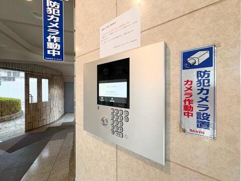 オートロック付きのエントランスで、住まいのセキュリティがしっかりと確保されています。訪問者の確認ができる安心の設備が、毎日の生活に安全な環境をもたらします。
