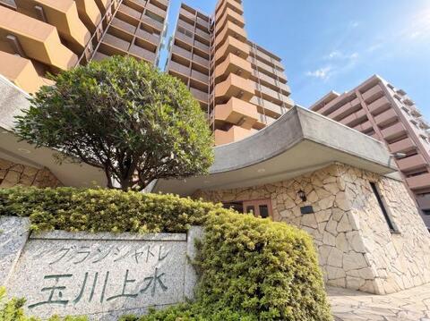 落ち着いた住宅環境に位置するマンション。周辺の街並みに馴染む外観が印象的で、穏やかで良質な住環境が日常生活にゆとりある深い安らぎをいつももたらします。