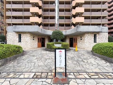 防犯カメラや二重オートロックなどのセキュリティ設備が整ったマンション。安心・安全な住環境がしっかりと確保されており、日常の防犯対策がしっかりと施されています。