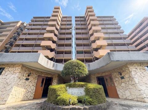 落ち着いた閑静な住宅街に位置する住まいです。静かで穏やかな環境が、毎日の生活に安らぎと快適さをもたらします。