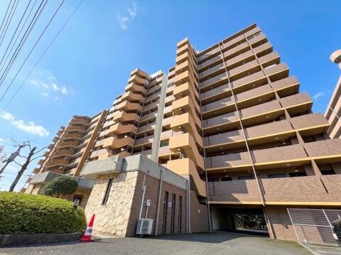 管理人が常駐するマンションは、日常の管理が行き届いた安心の住環境です。建物や共用部の清潔感がしっかりと保たれており、快適なマンションライフをサポートします。