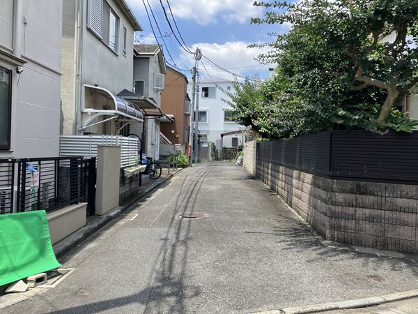 北東側前面道路