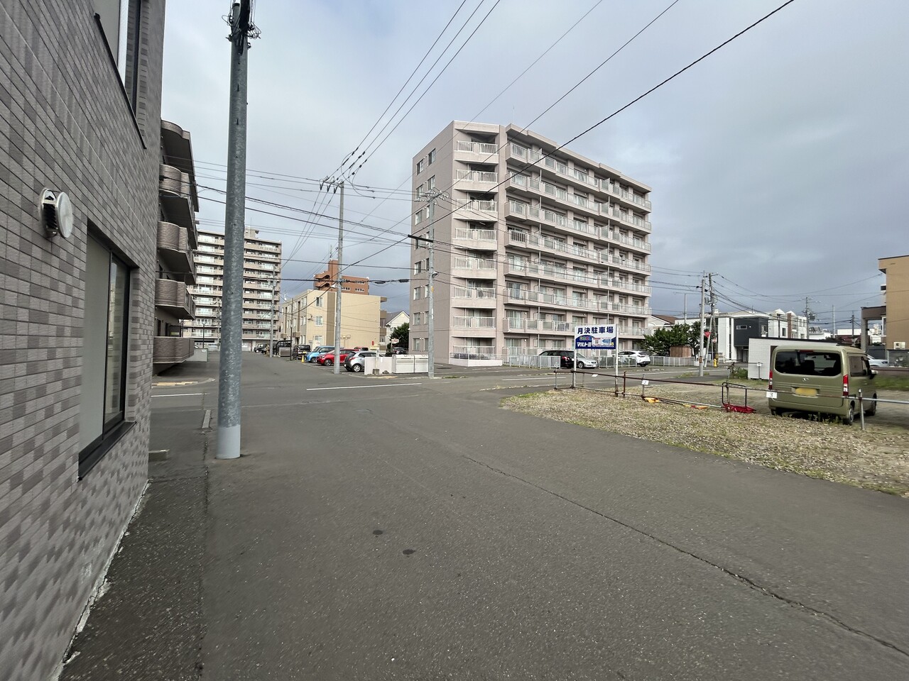 駐車場は北と東に接道している角地です