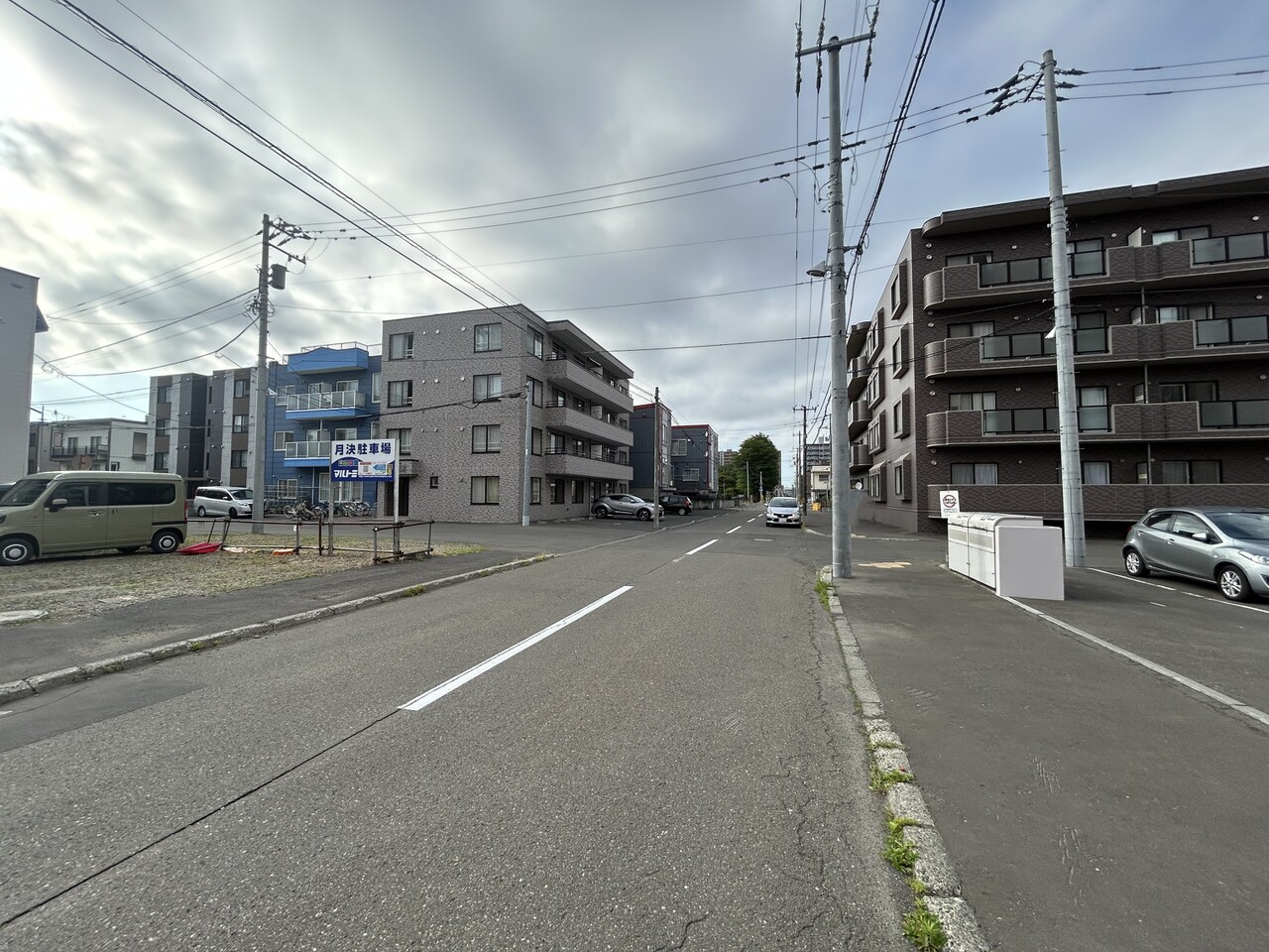 東側前面道路。幅員は約11ｍあり車の出入りもしやすいです