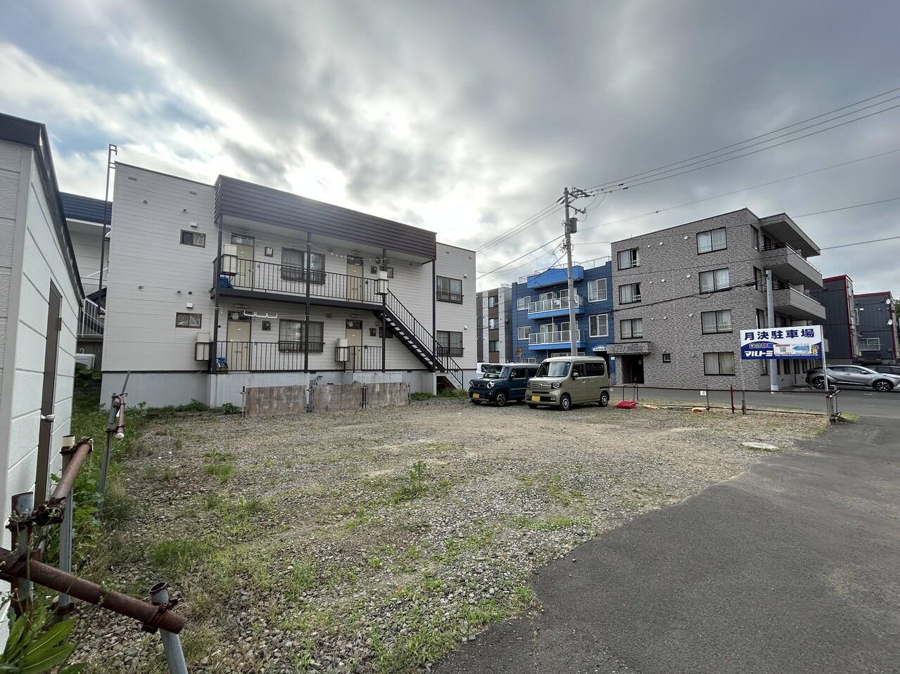 月極駐車場は12区画、現在満車にて稼働中です（2026年7月12日現在）