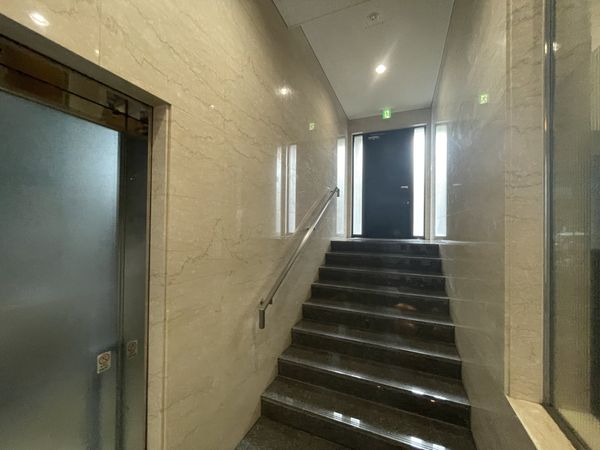 １階 社員通用口・階段