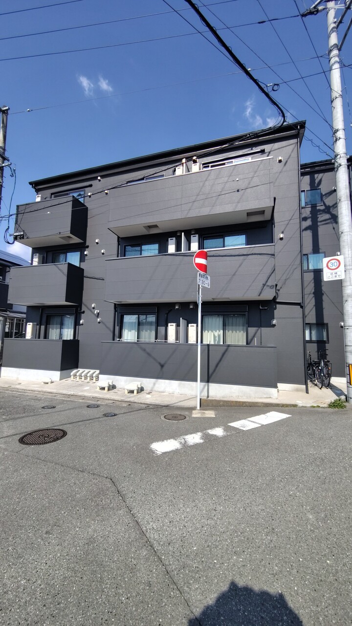 西鉄大牟田線「紫」駅徒歩3分と通勤・通学に便利な立地です。