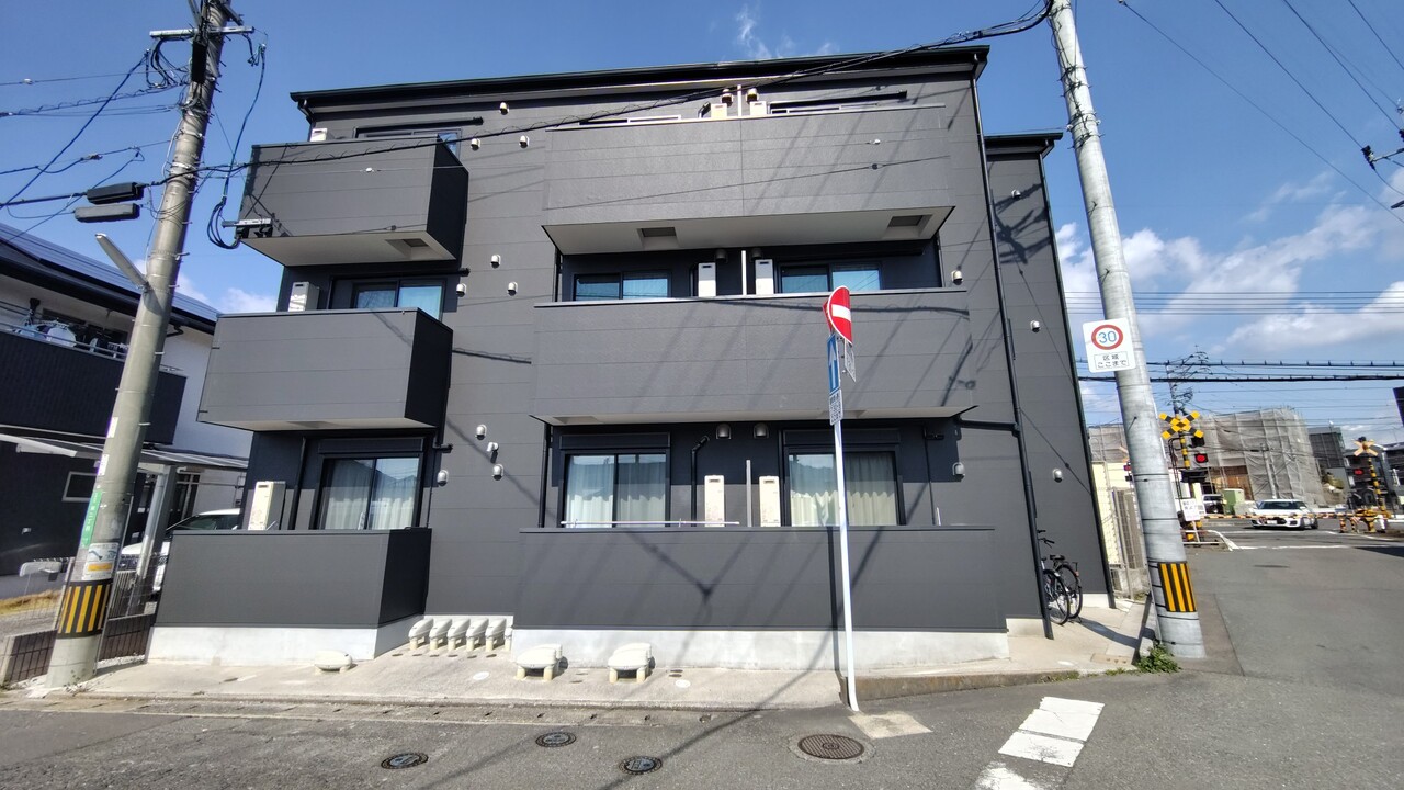 現況満室稼働中で安定した表面利回り6％、全9戸の一棟アパートです。