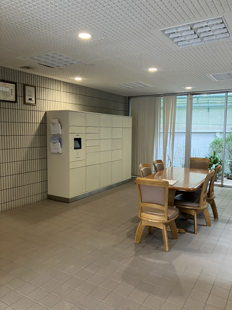 お出かけの際にも便利な宅配ボックスを完備。